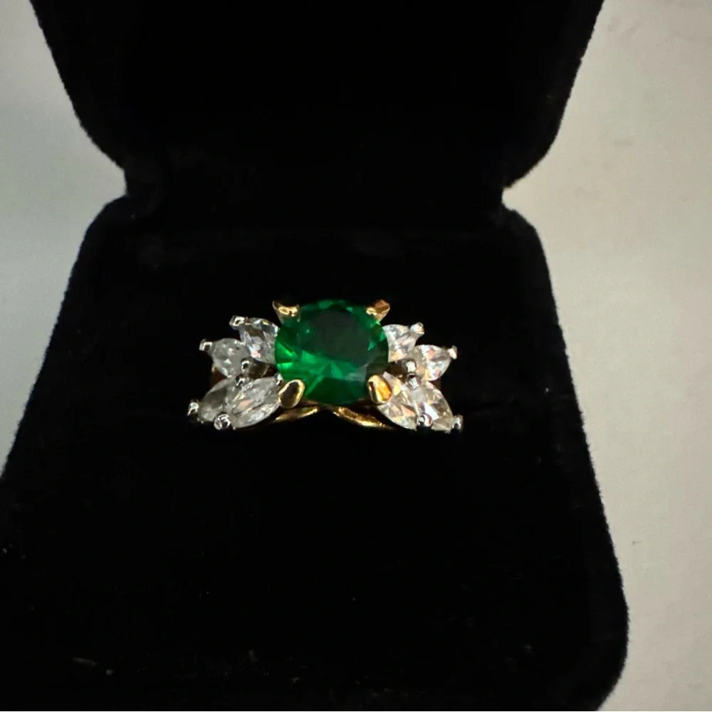 Exquisite Green and Gold Women's Ring - Picture 1 of 11